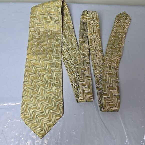 Giorgio Armani Men's Green Tie 60"x3.75" Geometric Silk Necktie Made in Italy - Picture 3 of 8